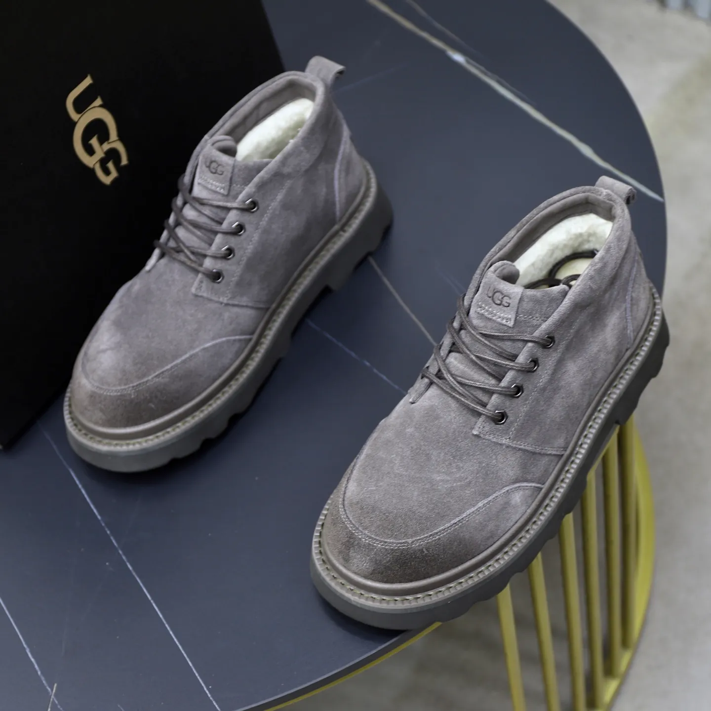 Ex-factory price: 640💰Thick wool imported from Australia Brand: UGG genuine purchasing agent Size: 39-45 Grade: Official website 1:1 Material: First layer of genuine leather waterproof and antifreeze upper Real wool lining Original non-slip soft wear-resistant outsole Style category: Men's casual shoes Trendy style Comfortable on the feet Color: Official website color synchronization